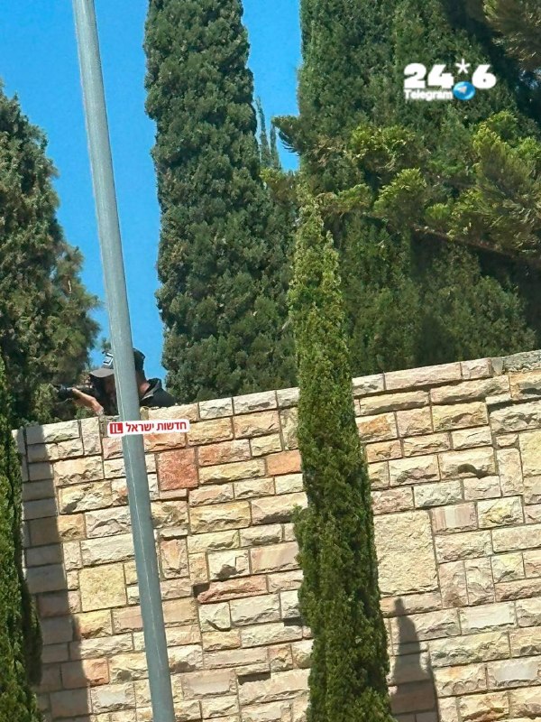 אכיפת תנועה ברחובות: שוטר מתעד רכבים בבית העלמין גורדסקי