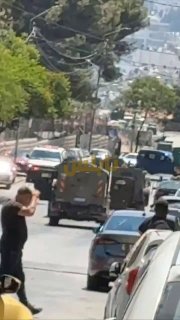 דחוף: כוחות הכיבוש הישראליים ממשיכים להסתער על שרה אלמאמון מאחורי בית העלמין המערבי.
