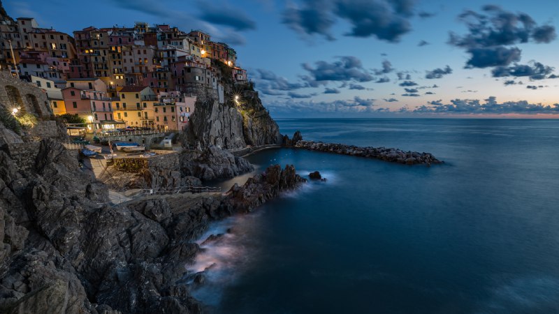 A cliffside storyManarola, Cinque Terre National Park, Liguria, Italy (© John_Silver/Shutterstock)
