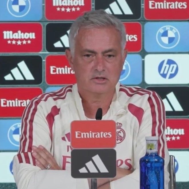 رئال مادرید | Real Madrid: 🎙مورینیو : من نمیخوام والورده رو در پست دفاع راست ببینم. اون قبلاً در این پست برای تیم ملی کشورش و در فصول گذشته بازی کر