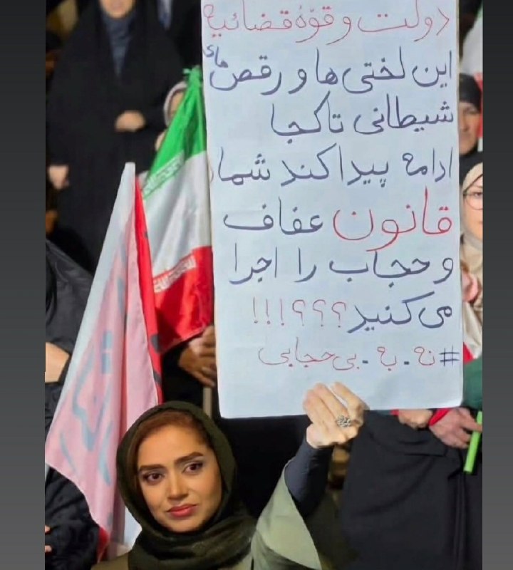 من و تو Manoto Tv: دلار شده ۲۰۵ هزار تومن!!دارو برا بیمار گیر نمیاد!!بنزین تو پمپ‌بنزین نیست!!نصف مردم دارن یه وعده غذا میخورن!!بعد این بیش