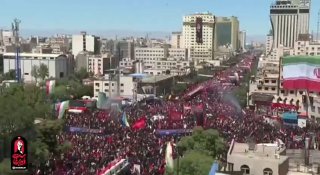 הרחובות המובילים אל מקדש האימאם רזא (עליו השלום) בעיר הקדושה משהד, ירושלים, מלאים במיליוני המונים המשתתפים…