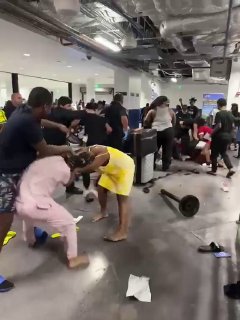 🇺🇸 When they tell you the #NYC subway is safe.