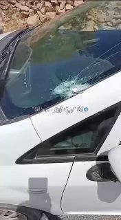 مستوطنون يحطمون زجاج سيارة فلسطينية شرق رام الله