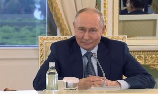 Путину рассказали об обвалившихся рейтингах и экономике. Он заявил, что Россия наступает по всей линии фронта  ⚪️ Вопросы Путину. Журналист Associated Press Джеймс Джордан во время общения с Владимиром Путиным на конференции на ПМЭФ рассказал, что накануне