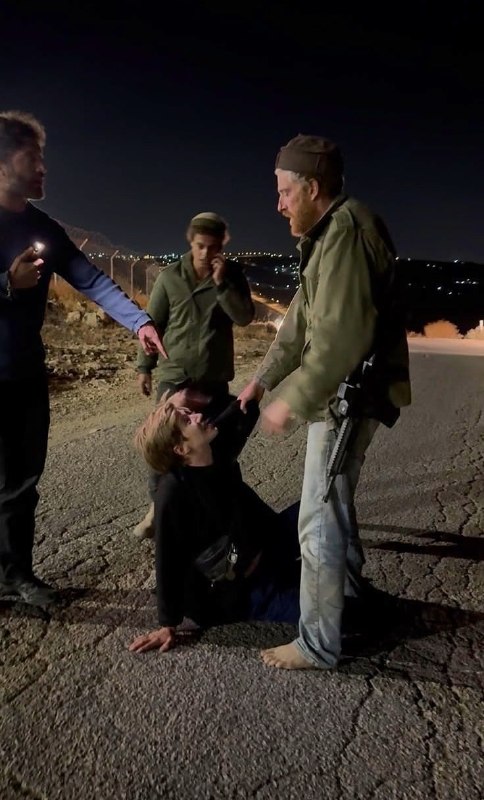 סצנה המתעדת את הרגע שבו מתנחלים תקפו פעיל זר על ידי הכאתו וריסוסו בגז פלפל בח'רבת אום אל-ח'יר במסאפר יטא, ד…