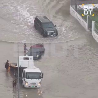 Porsche и другие спорткары плавают по улицам Дубая — город затопило после мощней