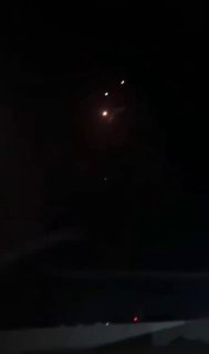 - בצילומים נראים לפחות ארבעה טילים בליסטיים איראנים פוגעים בבסיס האוויר המלך פייסל בירדן במהלך הלילה.