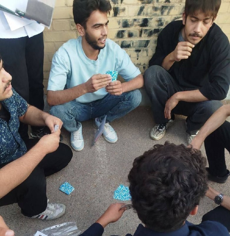 Valas_Victory: بچها نکته ای که هست اینه که خیلی ها دیگه شل کردن و دیگه از اینده کلا ناامید اند دلیل اش به نظرم تنبلی نیستبچها نکته ای ک