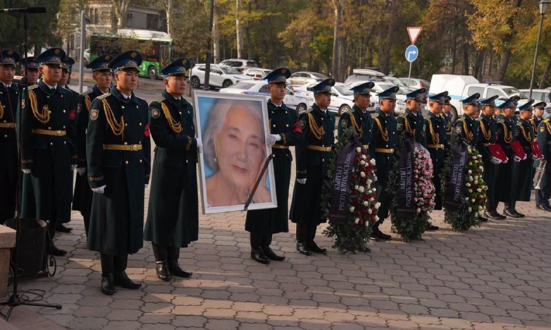 טקס פרידה מרוזה אייטמטובה התקיים בבישקק היום בבישקק נפרדו מדמות הציבור, המועמדת למדעי הפיזיקה והמתמטיקה ועו…