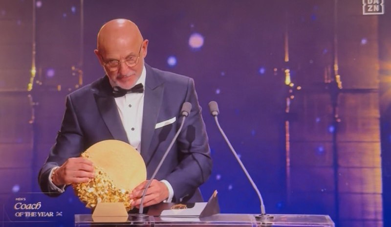 מבזק: המאמן הזוכה בגביע העולם של ספרד, לואיס דה לה פואנטה, זכה בפרס מאמן השנה לגברים