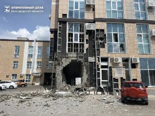 Украинский дрон попал в жилой дом в Белгороде, три человека пострадалиПосле удара дрона ВСУ по жилому дому в Белгороде пострадали три человека. Об этом сообщил глава региона Александр Шуваев. В результате атаки частично разрушена стена дома, повреждены ост