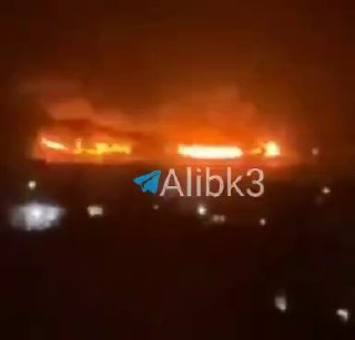 —️🇸🇦/🇾🇪 חדש: האש עדיין עולה בנמל מוקה, לאחר שארבעה טילים בליסטיים פגעו בו