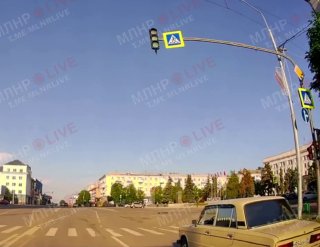 Беспилотник ударил по центру Луганска, он «сдетонировал около аптеки и цветочного магазина», два человека получили легкие ранения, сообщили местные власти.Судя по видео, беспилотник взорвался неподалеку от здания местного правительства.