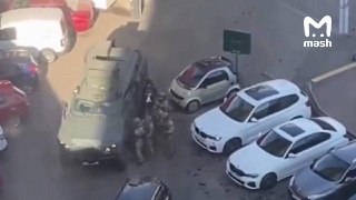 Бронетехника приехала к супермаркету "Велмарт" в Киеве, где неадекват, расстрелявший людей, спрятался и взял в заложники покупателей. Полицейские готовятся штурмовать здание. Пока что с преступником говорят переговорщики.❗️ Не грузятся фото и видео? Читайт