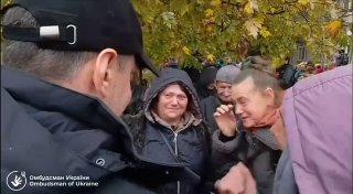 משלחות מאוקראינה ורוסיה הגיעו לאולשקי (אליושקי) הכבושה של חבל חרסון. נציב זכויות האדם האוקראיני דמיטרי לובי…