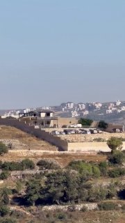 לפי דיווחים של מקורות מקומיים, יותר מ-200 מתנחלים פלשו לבית ביישוב עטרה, מצפון לרמאללה, לאחר שהשתלטו עליו ו…