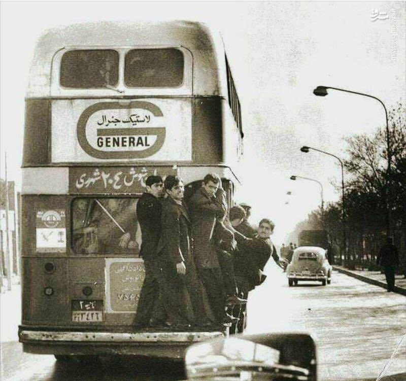 ردپای تاریخ: در دهه ۵۰ هجری شمسی کمبود اتوبوس باعث میشد برخی مسافران از اتوبوس آویزان شوند و به روش خطرناکی خود را به مقصد برسانند.
