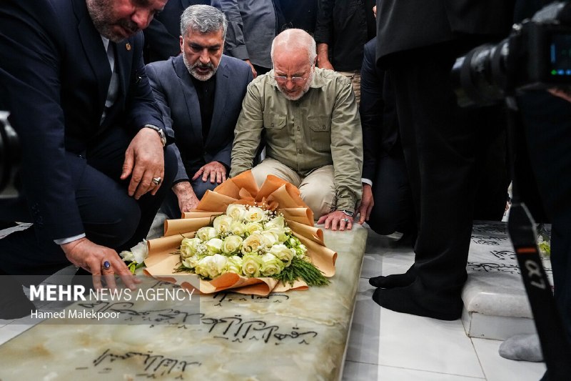خبرگزاری مهر: 📸 ادای احترام قالیباف به شهدای مقاومت و رئیسعلی دلواری🔺 محمدباقر قالیباف، رئیس مجلس شورای اسلامی، در جریان سفر هیأت پارل