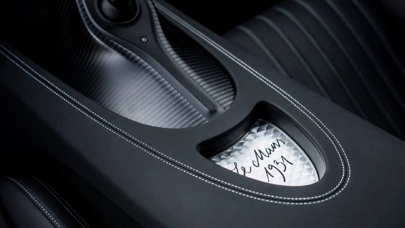 Bugatti представила винтажную версию гиперкара Chiron 6