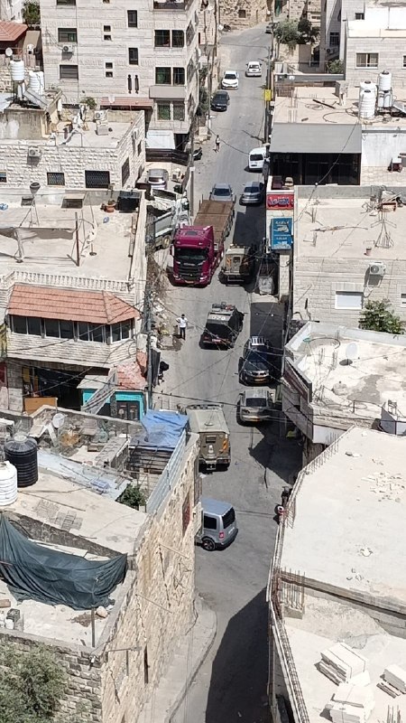 כוחות הכיבוש פושטים על בתים במהלך הסתערותם על העיירה ענתא, צפונית מזרחית לירושלים הכבושה.