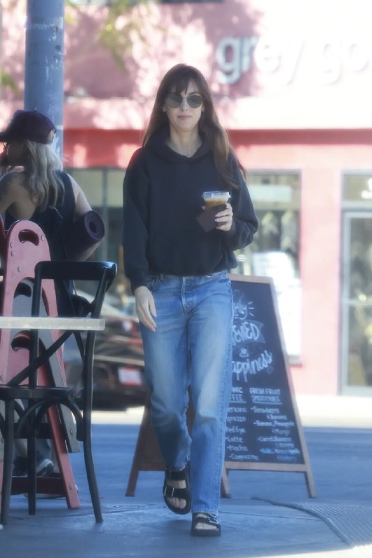 Celebrity Photos: Alison Brie Wears Black Hoodie and Jeans at Maru Coffee – August 17, 2026Alison Brie Wears Black Hoodie and Jeans at Mar