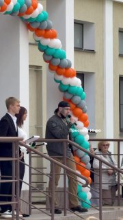«Чтобы весь мир говорил на русском, изучайте устройство автомата Калашникова»Ветеран СВО поздравил школьников на линейке цитатой Жириновского об автомате КалашниковаНа кадрах видно мужчину с татуировкой на лице, стоящего с микрофоном на крыльце лицея. «Как