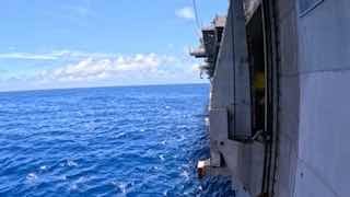 SINKEX: שני טילי Harpoon ששוגרו בצוללת פוגעים ב-USS Peleliu (LHA-5) שהופסק במהלך תרגיל טביעה מול הוואי במהל…