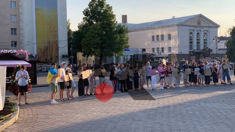 Още няколко снимки от протестите днес. Хиляди хора се присъединиха към митингите в Украйна в подкрепа на Михайло Федоров.