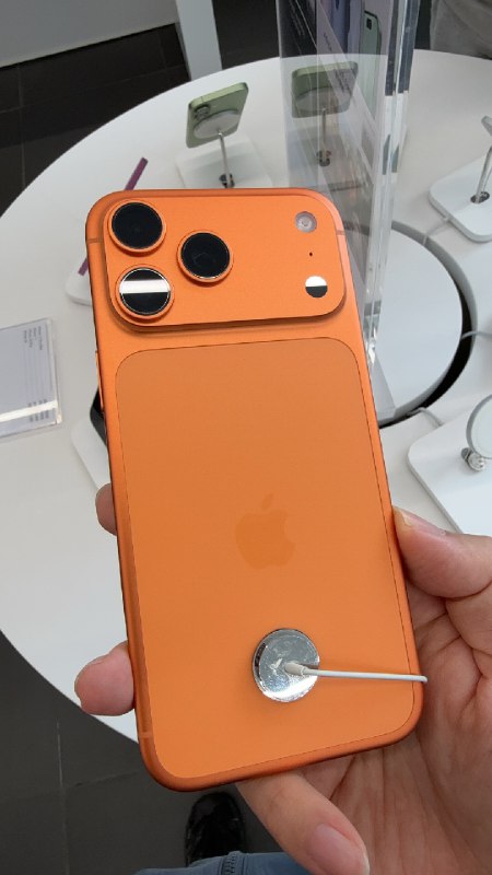 iPhone 17 Pro 的三个颜色橙色比网上浅，很铝合金的橙色，让人想起一些户外钩子，不太喜欢银色，颜色是铝合金本色，很好看，有质感蓝色，指纹收集器，为什么不做黑色呢，不推荐今年货很少，现货加价1000，没意思iPhone 17 Pro 的三个颜色橙色比网上浅，很铝合金的橙色，让人想起一些户外钩子，不太喜欢银色，颜色是铝合金本色，很好看，有质感蓝色，指纹收集器，为什么不做黑色呢，不推荐今年货很少，现货加价1000，没意思