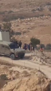 כוחות ישראל הסתערו על ביתו של הפלסטיני עיסא מדיק בחווארה, מוספר יטא, ואילצו את משפחתו להתפנות, לאחר שהוא וב…