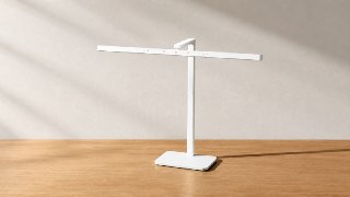 Xiaomi представила настольную лампу Mijia Desk Lamp 2 Clear View EditionНовинка помогает сосредоточиться благодаря мягкой подсветке — светодиоды были выбраны специально, чтобы имитировать естественный солнечный свет. Шарнир позволяет регулировать угол накл