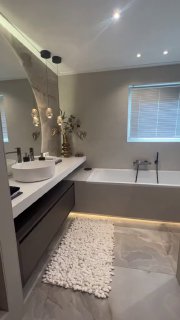 Интерьер ванной Бежевые стены и плитка из натурального камня добавят естественности и теплоты в помещение. Образ завершен мягким освещением. Дизайн... - изображение 1 - интерьер, ванной, бежевые