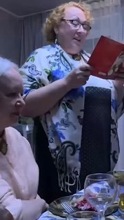 זומר הלך לעזאזל. TikToker סיפר סיפור על איך הוא נאלץ לשרת את כל האנדרואידים של קרובי משפחתו ביום השנה של סבתו.