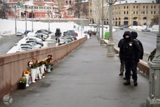 Москвичи несут цветы к Большом Москворецком мосту в 11-ю годовщину убийства НемцоваКадрами оттуда делятся телеграм-каналы SOTAvision и RusNews. Журналисты отмечают, что у моста с утра дежурят сотрудники 2-го спецполка полиции, они проверяют у всех пришедши
