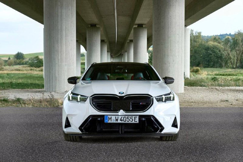 M5 Touring в цвете Alpine white 6