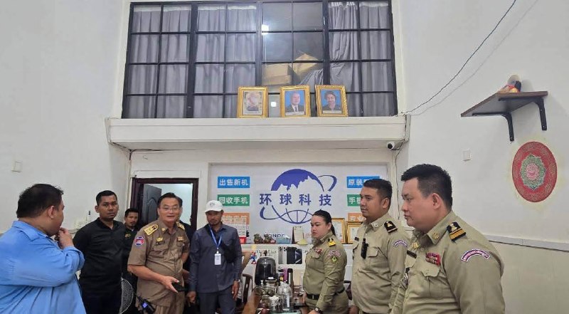 金边大事件：金边桑园区警方近日突查一处走私窝点 查获约3000部手机及数百台电脑配图