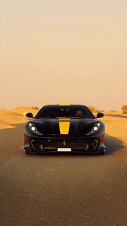 Ferrari 812 Competizione, сверкающий на солнце, каждая линия которого отражает и
