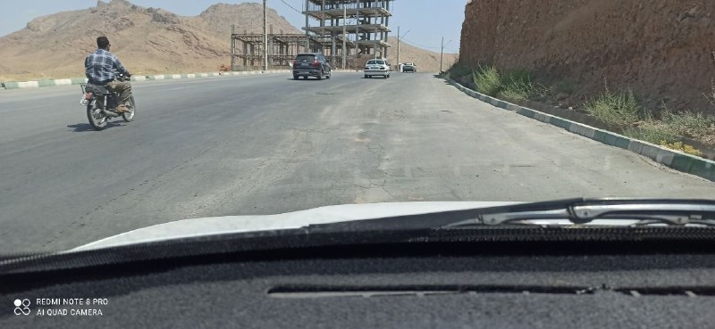 پایگاه خبری هاژه: 🔴 صدای مردم//این تصویر بلوار کمربندی پیام نور است، وجود چندین فرو رفتگی و چاله، باعث شده وسایل نقلیه برای پرهیز از برخور