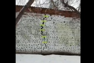 ⚡️СМИ показали, как выглядит трещина в гараже, из-за которой в Томске снесли Сквер памяти В Томске местный житель снял на видео бывший гараж НКВД, риском обрушения которого власти объясняли демонтаж всех монументов жертвам репрессий. На кадрах — сама трещи