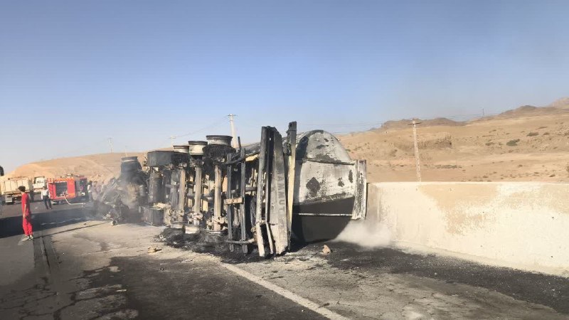 خاورستان: 📸واژگونی تریلی حامل سوخت در محور آرین شهر- قاین🔹با توجه به اعلام اورژانس به مرکز کنترل و هماهنگی عملیات(EOC) خراسان جنوب