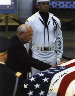 🕊 «Мы стремились к миру», — так подписал одно из личных фото Горбачев.Сборник «Urbi et Orbi» @orbi_read опубликовал кадры из частного архива, которые никто раньше не видел. Простые теплые снимки не генсека, не президента, не политика, не борца за мир, а ча