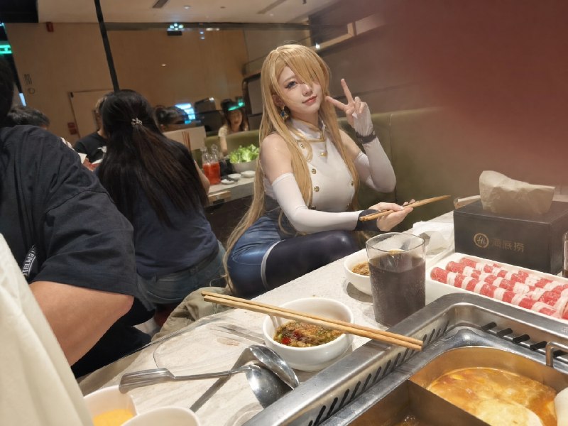 梦里啥都有的AI创意，昨天很多二次元群友的挽尊之作：带喜欢的Coser吃海底系列