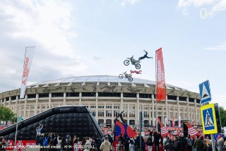 День Московского спорта ворвётся в "Лужники" уже 4 июля. Олимпийский комплекс превратится в главную спортивную точку города — больше 20 зон активностей, тренировки, соревнования, фан-встречи и большая музыкальная программа.Чем будем заниматься: сайклинг-за