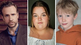 HBO объявила об очередном пополнении актерского состава сериала «Гарри Поттер»: • Артура Уизли сыграет Рейф Сполл, снимавшийся в шоу «Короче говоря» и «Не с первой попытки».• Роль Плаксы Миртл досталась Молли Хьюит-Ричардс, которая появлялась в сериалах «К
