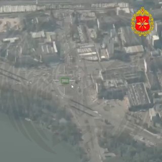 🇷🇺🇺🇦️ — הצילומים מציגים תחמושת גראן-4 רוסי המצוידת במחפש אלקטרו-אופטי (EO) פוגע בתחנת דלק בשדרת סטפן בנדרה בקייב.