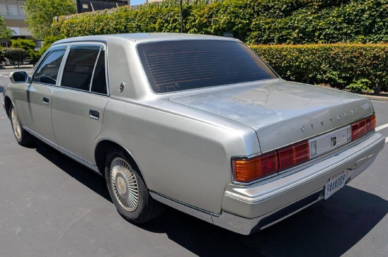 В США выставили на продажу уникальную Toyota Century с V12 2