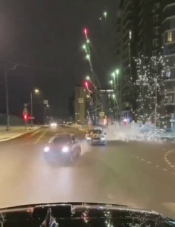 Несколько автомобилей, украшенных гирляндами, под разрывы салютов проехались по 