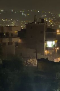 חלק ממתנחלים מסתערים על הכפר עוורתא מדרום לשכם.