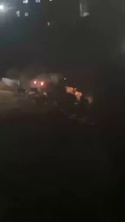 דחפור של צבא הכיבוש חודר בסביבת בית הקברות הישן של מחנה קלנדיה.